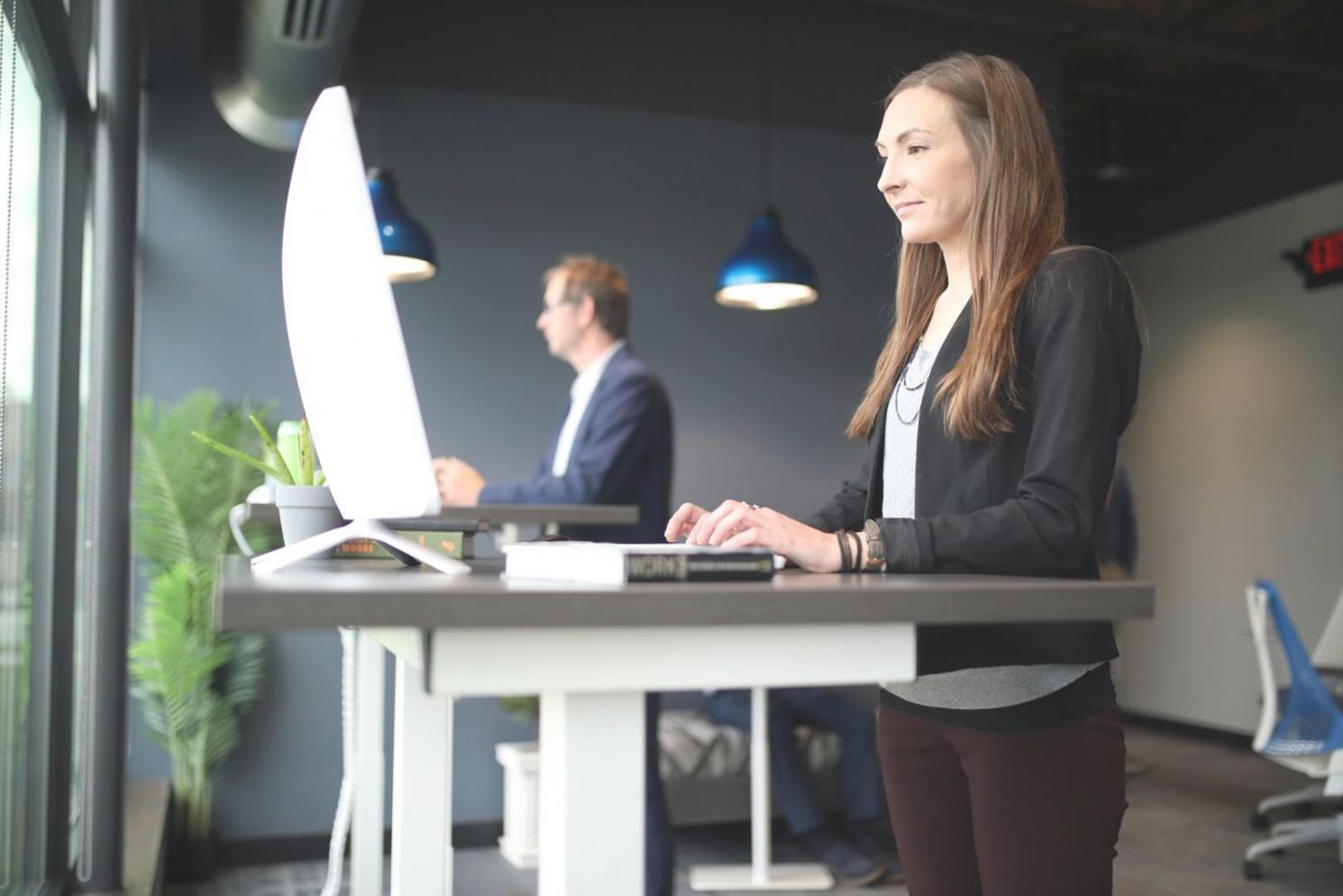 Team bei der Finanzplanung mit digitalen Tools