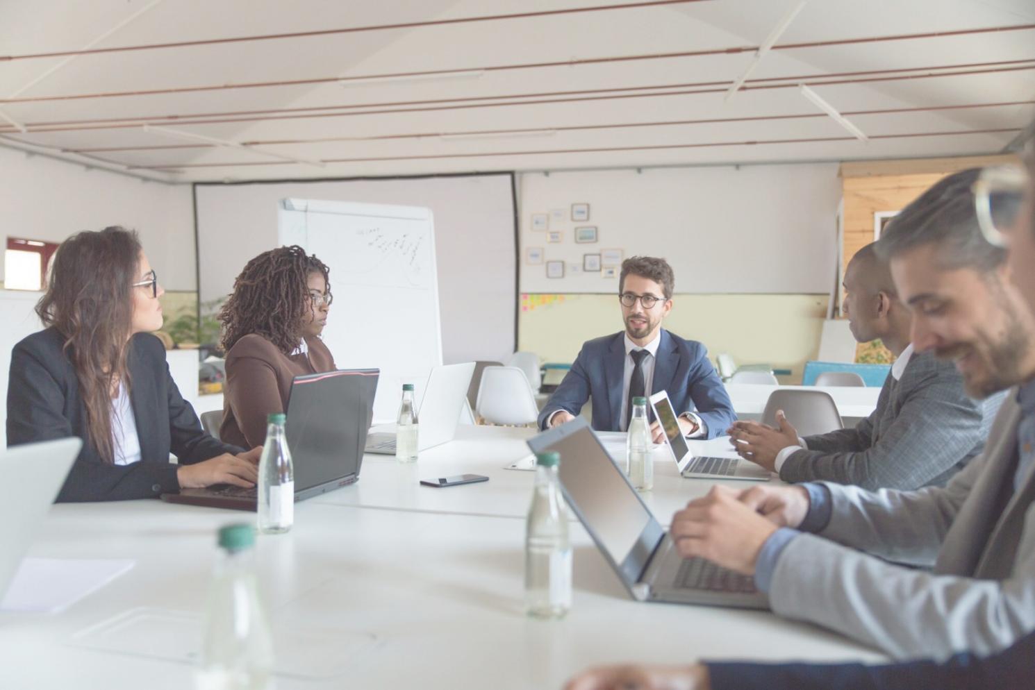 Professionelle Finanzanalyse am Arbeitsplatz mit Tabellenkalkulationen