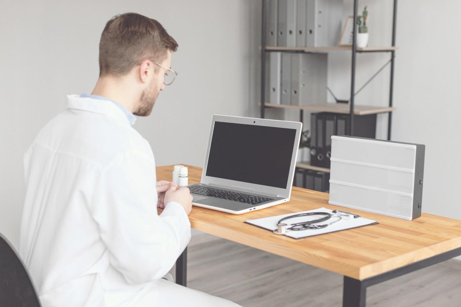 Student arbeitet mit Finanzkalkulationen am Computer