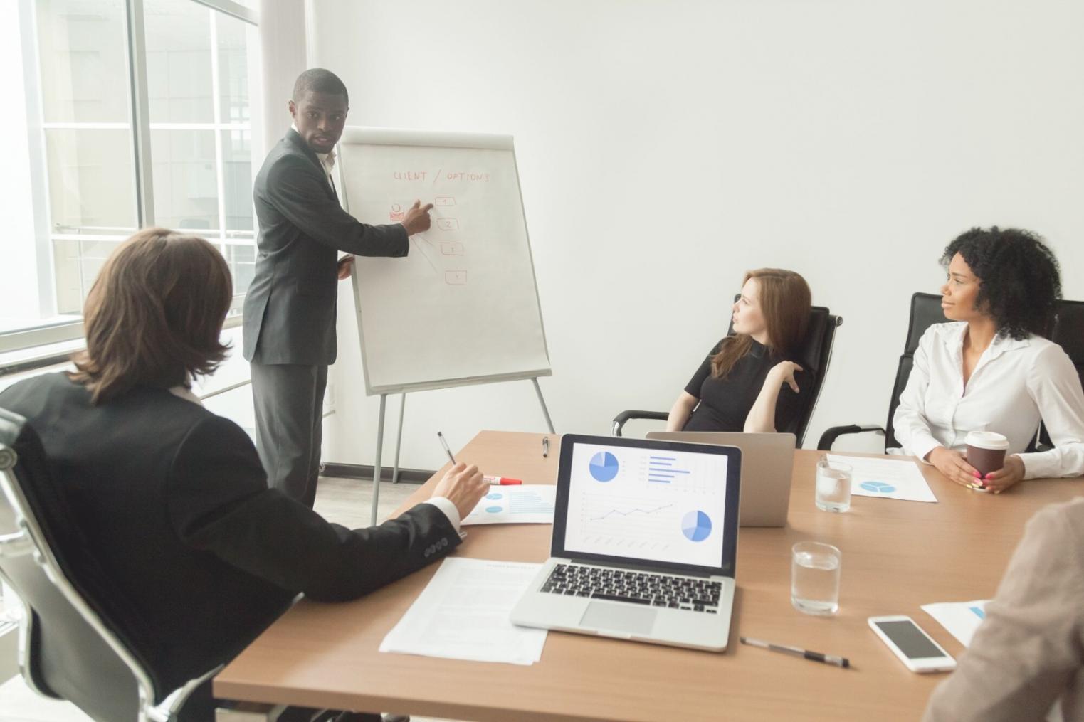 Teamarbeit bei der Entwicklung maßgeschneiderter Finanzlösungen